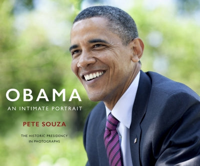 Обложка книги "Obama: An Intimate Portrait" от Sovabooks с изображением портрета Барака Обамы, историческая фотография президенства.