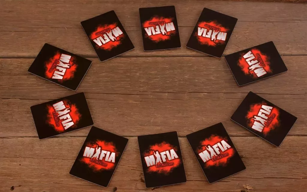 Настольная игра Мафия от SOVABOOKS, вся семья в сборе, компактная версия классической игры для компании
