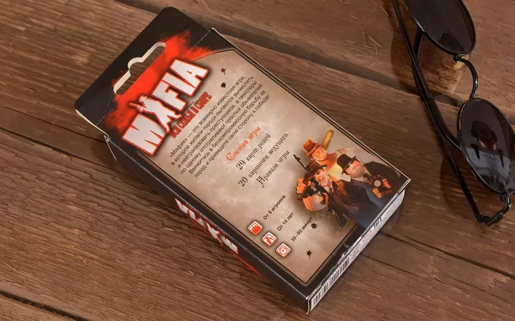 Настольная игра Мафия от SOVABOOKS, изображение всей семьи за игрой, компактный дизайн, классическая игра для компании