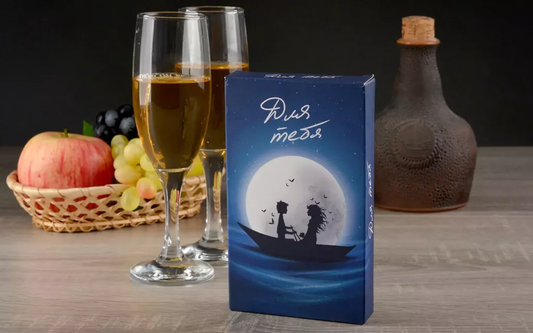 Настольная игра для взрослых и пар от Sovabooks, изображение коробки с игрой "Для тебя" и игровыми элементами.