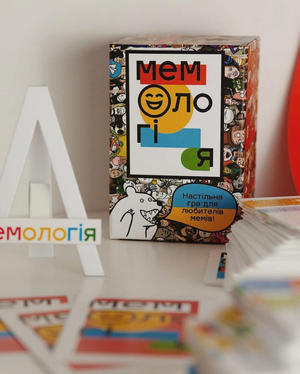Настольная игра Мемологія от Sovabooks для вечеринок и развлечений, изображение коробки и игрового поля