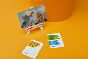 Настольная игра Мемологія Паляниця от Sovabooks для веселых вечеринок и семейных игр, изображение коробки на фоне.