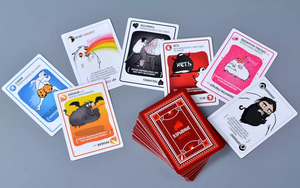 Карточная игра Взрывные котята. Дуэль от Sovabooks, изображение с игровыми картами на фоне.