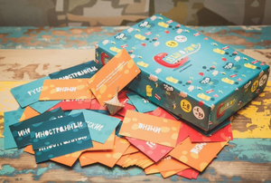 Настольная игра Языколом от Sovabooks для семейных игр, изображена коробка с ярким дизайном и игровыми компонентами.