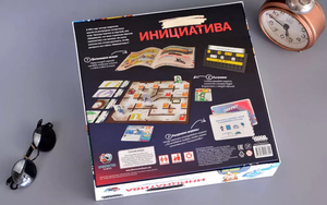 Настольная игра Инициатива от Sovabooks для вечеринок и игр с друзьями, изображение упаковки и игрового поля.