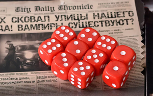 Настольная игра "Хозяева ночи" от Sovabooks для вечеринок и семейных игр, изображена коробка и игровые компоненты.