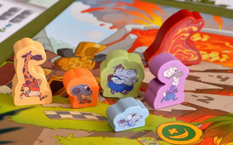 Настольная игра Лаваленд от Sovabooks, изображена коробка с ярким дизайном и игровыми компонентами для вечеринок.