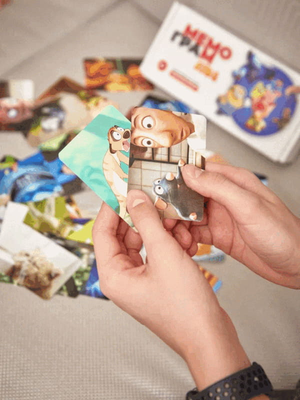 Настольная игра Мемограм KIDS от Sovabooks для семейных игр и вечеринок, изображены игровые карточки и игровая коробка