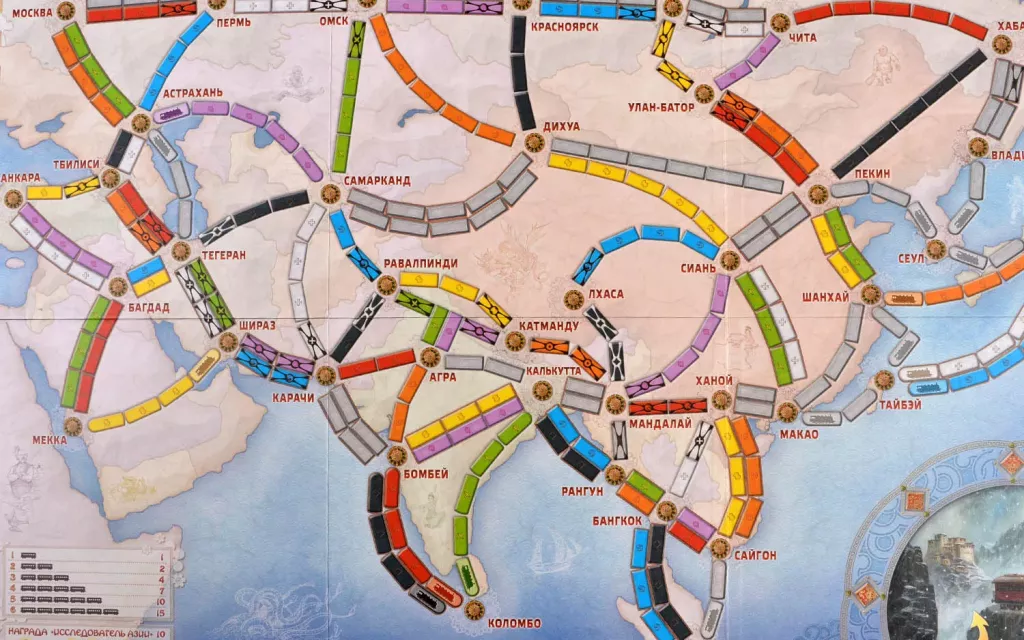 Дополнение Ticket to Ride: Азия для настольной игры, изображение коробки и игрового компонента, от бренда SOVABOOKS
