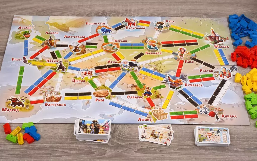 Детская настольная игра Ticket to Ride Junior Европа от SOVABOOKS, яркая коробка с игровыми компонентами на изображении