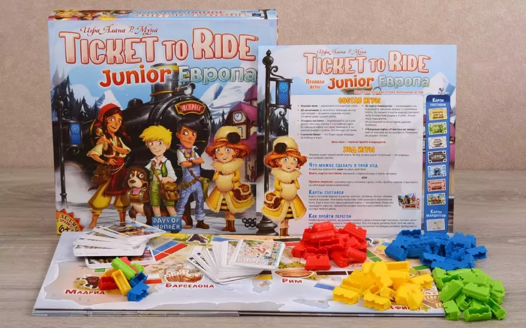 Детская настольная игра Ticket to Ride Junior: Европа от SOVABOOKS, изображена коробка с игровыми элементами и картами.