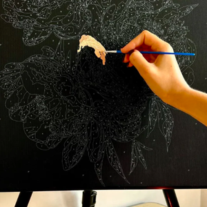 Картина по номерам Девушка в белом платье (Золотая краска, черное полотно)