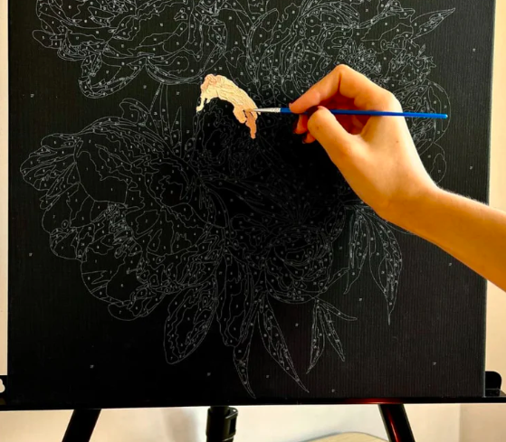 Картина по номерам Девушка в белом платье (Золотая краска, черное полотно)