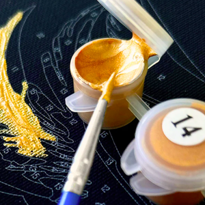 Картина по номерам Девушка в белом платье (Золотая краска, черное полотно)