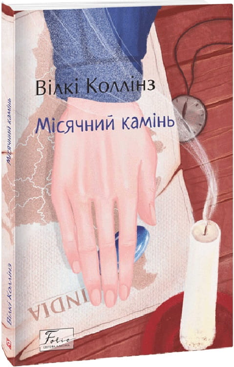 Изображение лунного камня, украшение из натурального минерала, на белом фоне, крупным планом.
