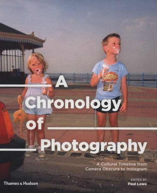 Обложка книги «Хронология фотографии» Пола Лоу, учебное пособие по изучению языка, издательство Sovabooks.