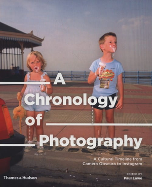 Обложка книги «Хронология фотографии» Пола Лоу, учебное пособие по изучению языка, издательство Sovabooks.